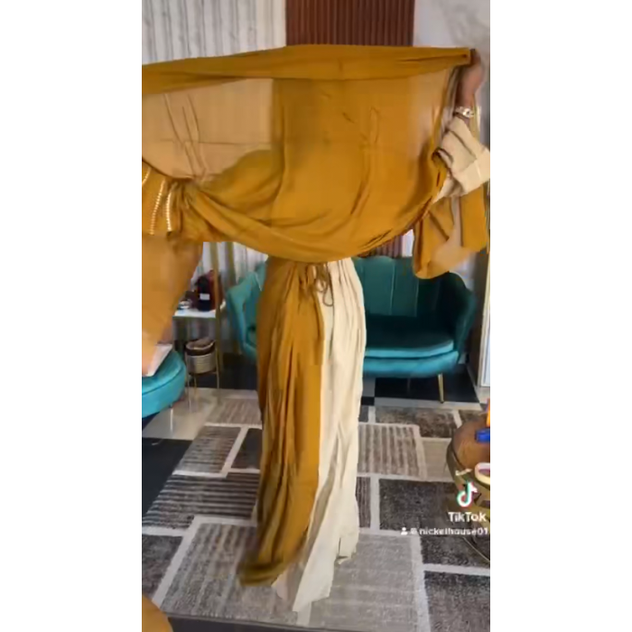 Robe marron royale dorée