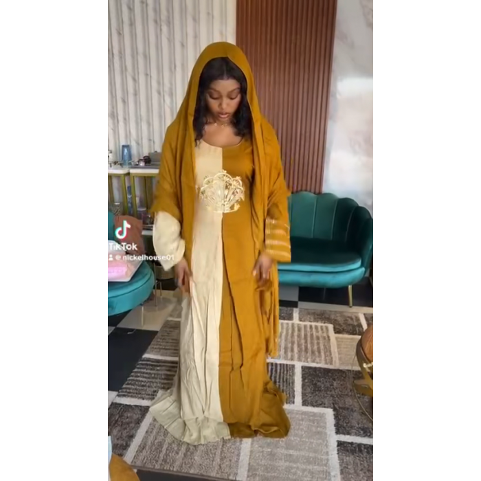 Robe marron royale dorée