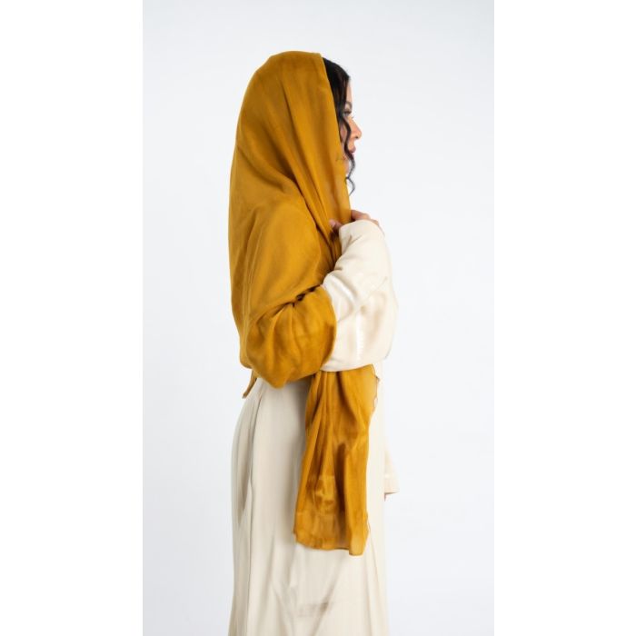 Robe marron royale dorée