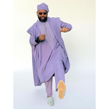 Homme en boubou africain moderne en coton violet