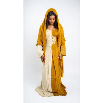 Robe marron royale dorée